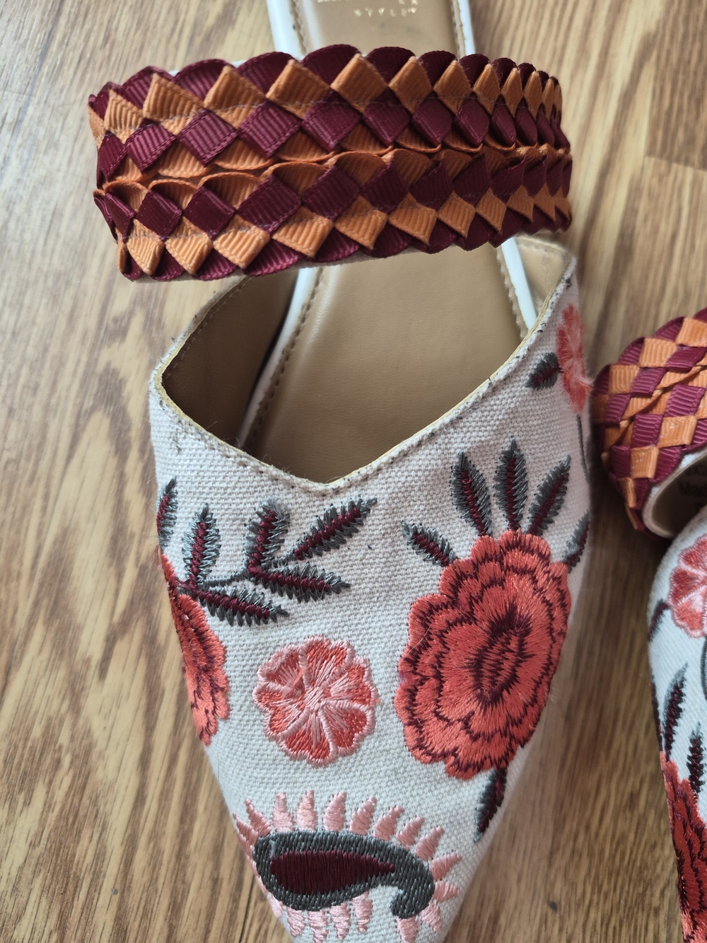 Haute Hippie White Embroidered Pointed-Toe ,size 8 - Picture 3 of 7